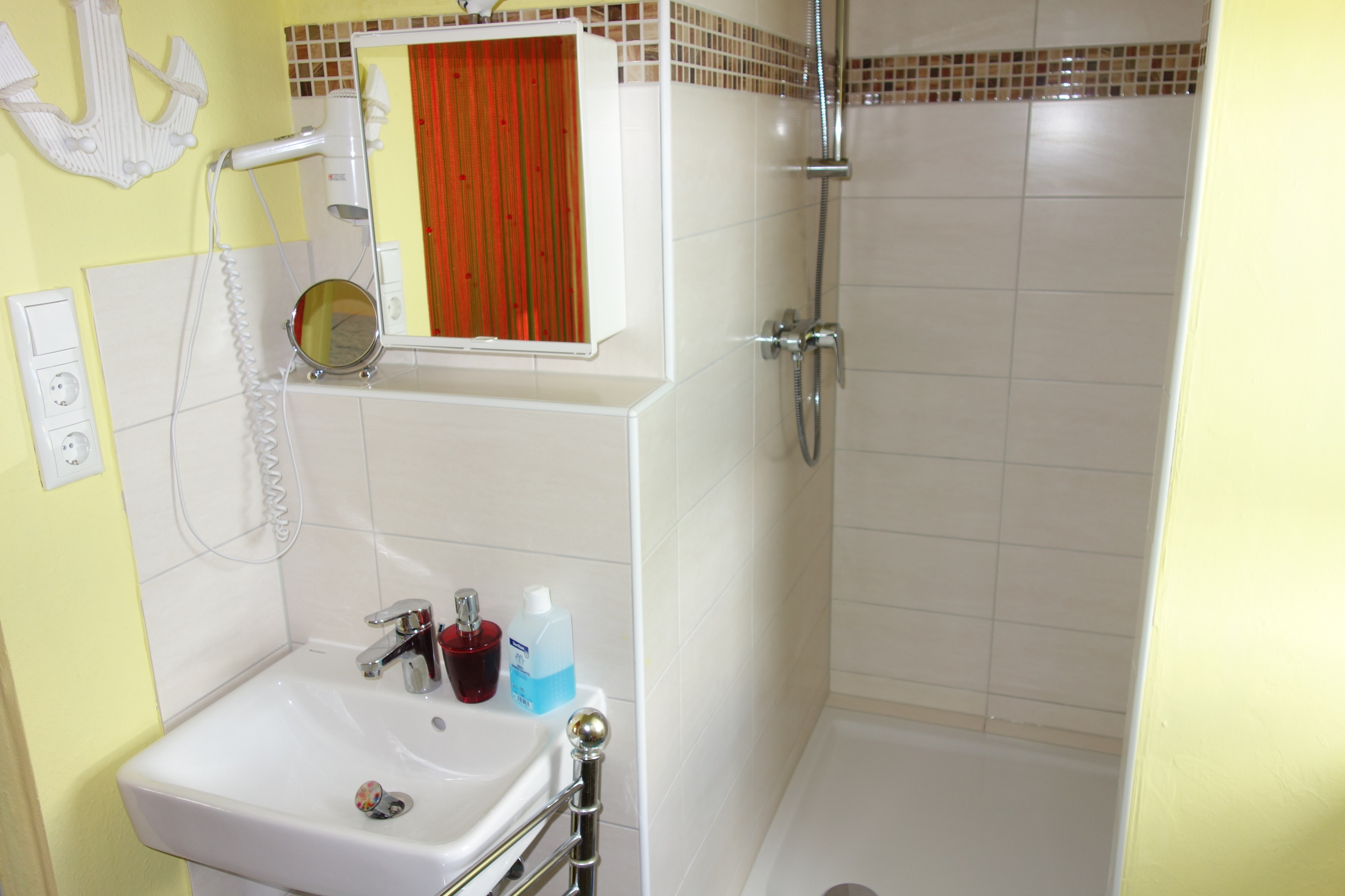 Sanit�rbereich mit Dusche in der G�stewohnung (Foto)